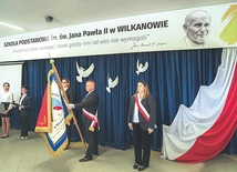 W trakcie uroczystości odsłonięto pamiątkową tablicę i wprowadzono sztandar, do którego gwoździe symbolicznie wbili zaproszeni goście.