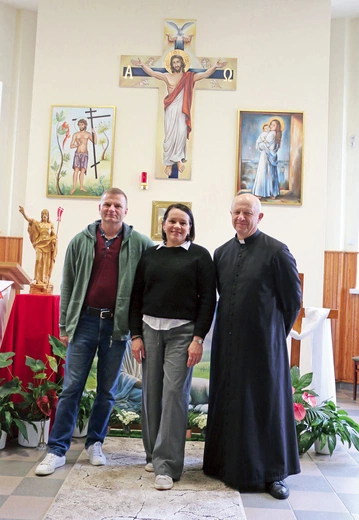 Elwira, Rafał  i ks. Sławomir Płusa zapraszają do udziału  w spotkaniach. 