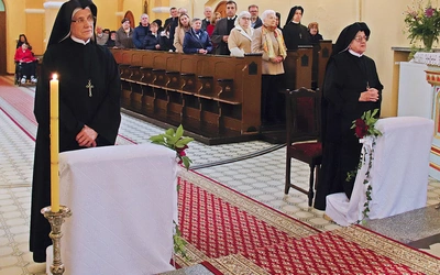 Zakonnice jubilatki w czasie Eucharystii odnowiły uroczyście swoje zakonne przyrzeczenia. 