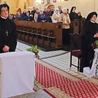 Zakonnice jubilatki w czasie Eucharystii odnowiły uroczyście swoje zakonne przyrzeczenia. 