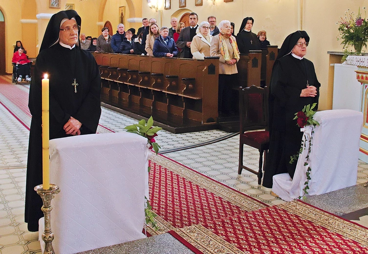 Zakonnice jubilatki w czasie Eucharystii odnowiły uroczyście swoje zakonne przyrzeczenia. 