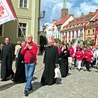 Uczestnicy obchodów przeszli w uroczystym pochodzie z kościoła pw. Krzyża Świętego do auli PWT, śpiewając Litanię do Serca Pana Jezusa.