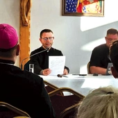 Spotkania odbywające się w Sali Papieskiej przy plebanii katedralnej poprzedzone są nabożeństwem do Miłosierdzia Bożego i Mszą św. z nieszporami w katedrze.