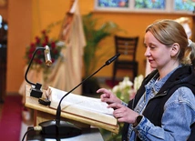 Akcja  „Biblia 24/7”, której organizatorem jest Fraternia Franciszkańska „Effatha”, odbędzie się u zielonogórskich franciszkanów  już po raz piąty. W jej trakcie Pismo Święte czytane jest w dzień i w noc, wyłącznie z przerwami  ma Mszę św. Biorą w niej udział nie tylko parafianie,  ale też zielonogórzanie i mieszkańcy okolicznych miejscowości. Link do transmisji: zgg.gosc.pl. Na zdjęciu: Ostatnie próby przed zaśpiewaniem do zaśpiewania wszystkich psalmów. 