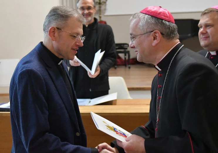 Bp Tadeusz Lityński wręczył dekrety nowym proboszczom, administratorom i wikariuszom