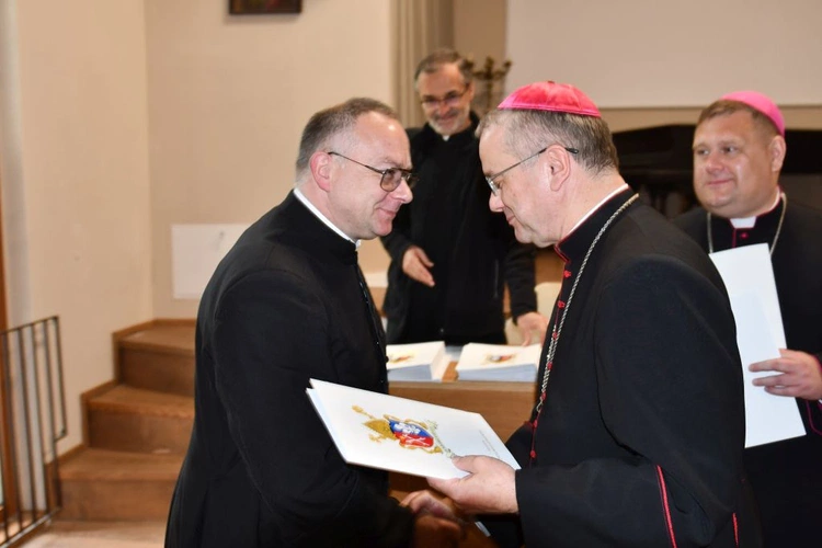 Bp Tadeusz Lityński wręczył dekrety dla nowych proboszczów i administatorów