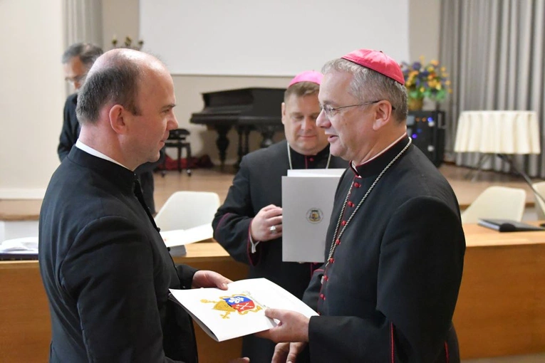 Bp Tadeusz Lityński wręczył dekrety dla nowych proboszczów i administatorów
