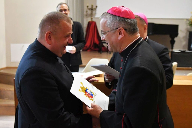 Bp Tadeusz Lityński wręczył dekrety dla nowych proboszczów i administatorów