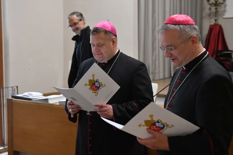 Bp Tadeusz Lityński wręczył dekrety dla nowych proboszczów i administatorów