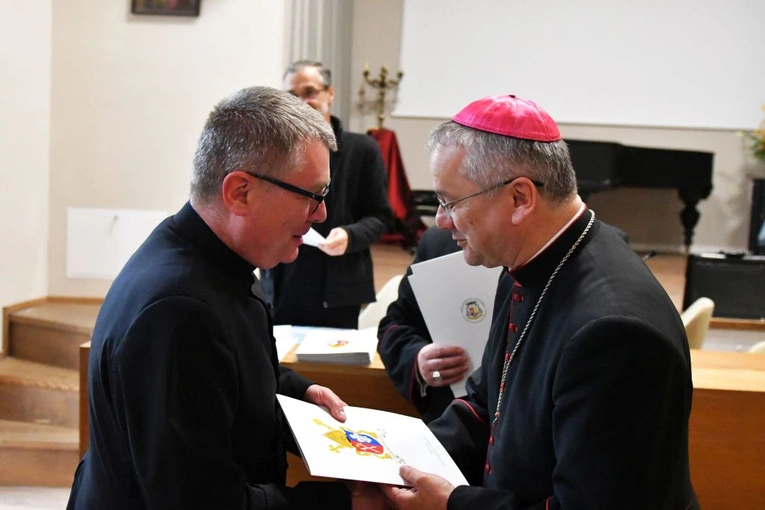 Bp Tadeusz Lityński wręczył dekrety dla nowych proboszczów i administatorów