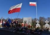 Katowice. Uroczystości pogrzebowe trzech żołnierzy podziemia niepodległościowego