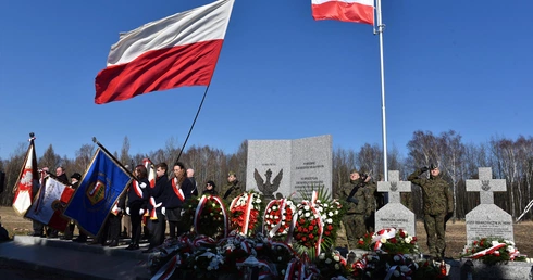 Katowice. Uroczystości pogrzebowe trzech żołnierzy podziemia niepodległościowego