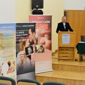 Pamięć, odpowiedzialność, dar - jak rozmawiać o dziecku nienarodzonym? 