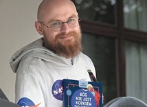 Dlaczego Pan Bóg nie jest korkiem do wanny? Rozmowa z Kamilem Gąszowskim, autorem najnowszej książki z biblioteki „Małego Gościa”