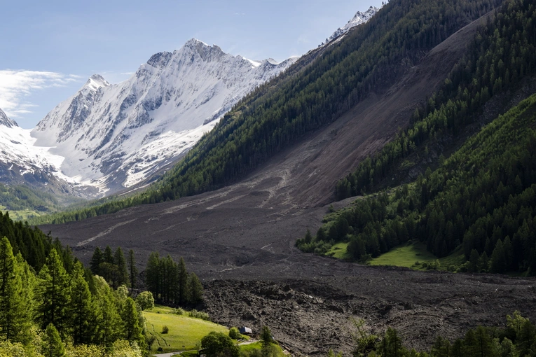 Lodowiec osunął się na szwajcarską wioskę