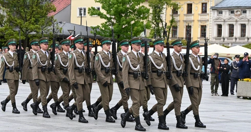 Nowy Targ. Święto Straży Granicznej z defiladą, odznaczeniami i musztrą