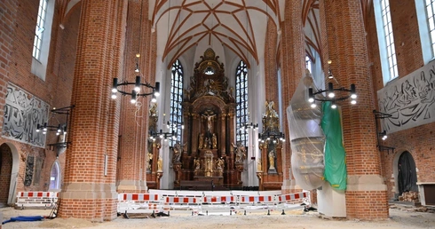 Wnętrze remontowanej katedry opolskiej