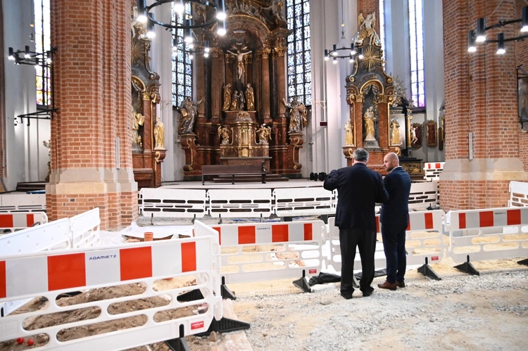 Wnętrze remontowanej katedry opolskiej