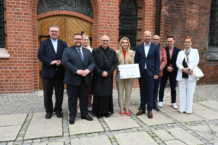 Wnętrze remontowanej katedry opolskiej