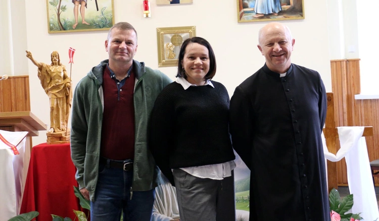Elwira, Rafał i ks. Sławomir Płusa zapraszają do udziału w przygotowanych spotkaniach.