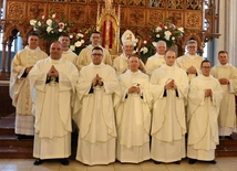 Neoprezbiterzy z bp. Markiem Solarczykiem i zarządem WSD.