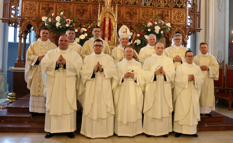 Neoprezbiterzy z bp. Markiem Solarczykiem i zarządem WSD.