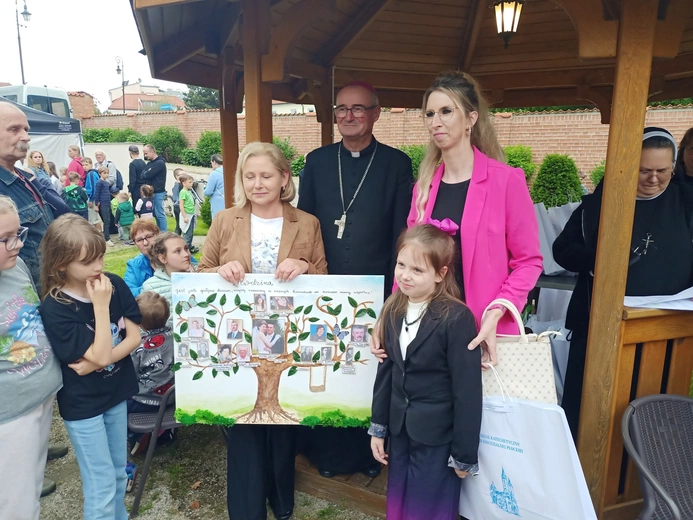 Rodzinne korzenie na papierze. Rozstrzygnięto konkurs "Moja rodzina - drzewo genealogiczne"