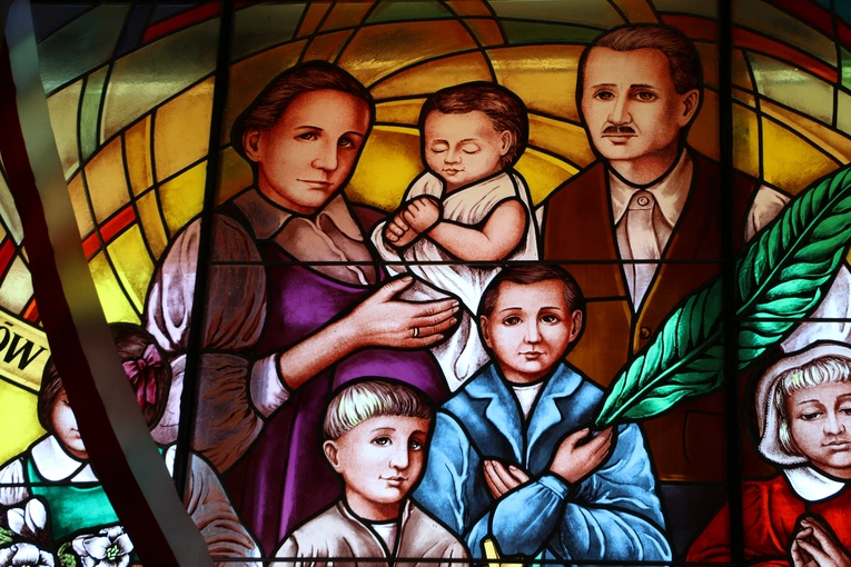 Nowy Dwór Mazowiecki. Poświęcenie witraża i wprowadzenie relikwii błogosławionej rodziny Ulmów