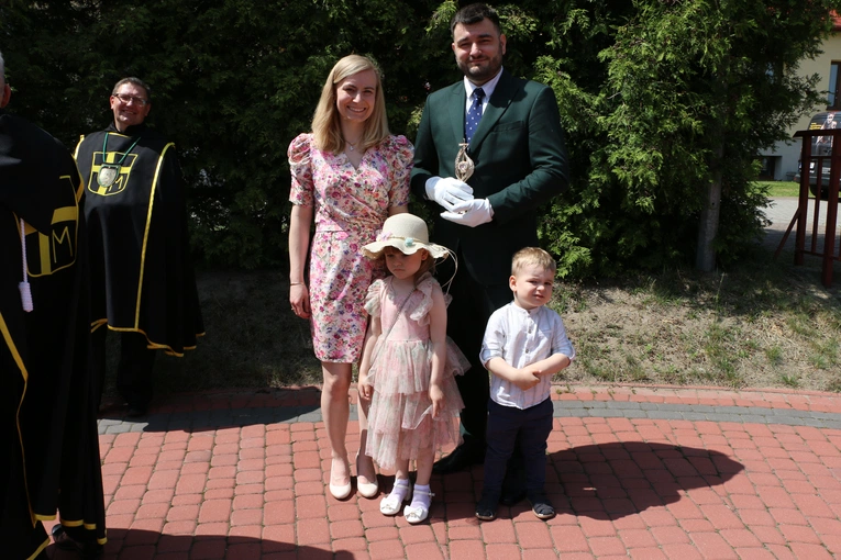 Nowy Dwór Mazowiecki. Poświęcenie witraża i wprowadzenie relikwii błogosławionej rodziny Ulmów