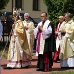 Nowy Dwór Mazowiecki. Poświęcenie witraża i wprowadzenie relikwii błogosławionej rodziny Ulmów