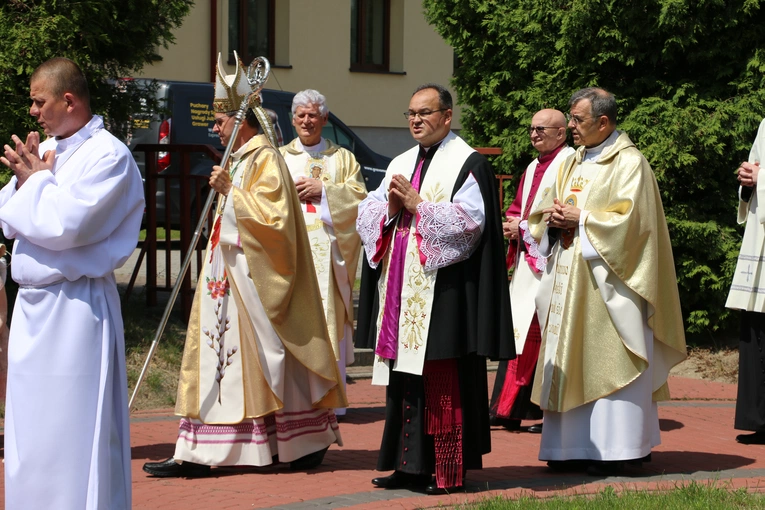 Nowy Dwór Mazowiecki. Poświęcenie witraża i wprowadzenie relikwii błogosławionej rodziny Ulmów