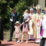 Nowy Dwór Mazowiecki. Poświęcenie witraża i wprowadzenie relikwii błogosławionej rodziny Ulmów