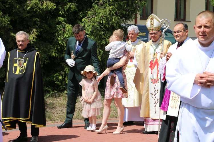 Nowy Dwór Mazowiecki. Poświęcenie witraża i wprowadzenie relikwii błogosławionej rodziny Ulmów