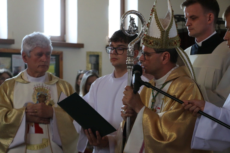 Nowy Dwór Mazowiecki. Poświęcenie witraża i wprowadzenie relikwii błogosławionej rodziny Ulmów