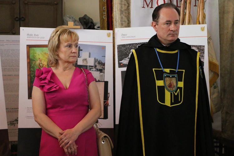 Nowy Dwór Mazowiecki. Poświęcenie witraża i wprowadzenie relikwii błogosławionej rodziny Ulmów