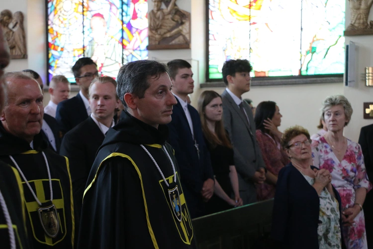 Nowy Dwór Mazowiecki. Poświęcenie witraża i wprowadzenie relikwii błogosławionej rodziny Ulmów