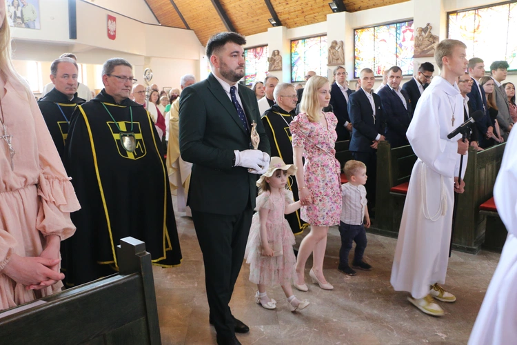 Nowy Dwór Mazowiecki. Poświęcenie witraża i wprowadzenie relikwii błogosławionej rodziny Ulmów