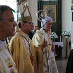 Nowy Dwór Mazowiecki. Poświęcenie witraża i wprowadzenie relikwii błogosławionej rodziny Ulmów