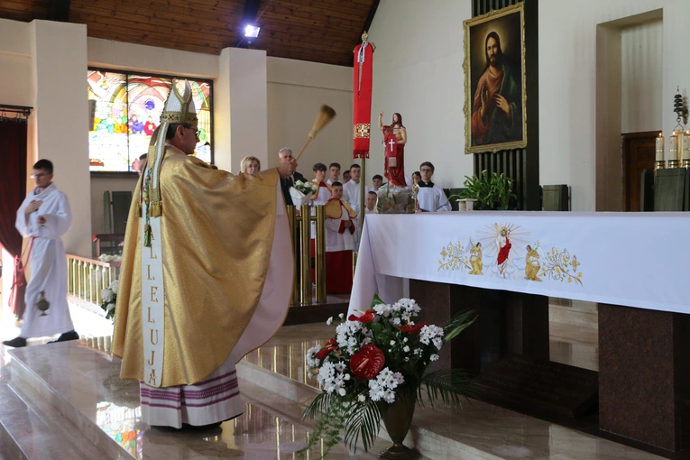 Nowy Dwór Mazowiecki. Poświęcenie witraża i wprowadzenie relikwii błogosławionej rodziny Ulmów