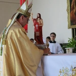 Nowy Dwór Mazowiecki. Poświęcenie witraża i wprowadzenie relikwii błogosławionej rodziny Ulmów