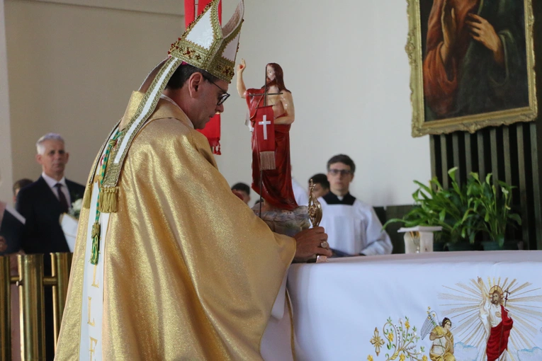 Nowy Dwór Mazowiecki. Poświęcenie witraża i wprowadzenie relikwii błogosławionej rodziny Ulmów