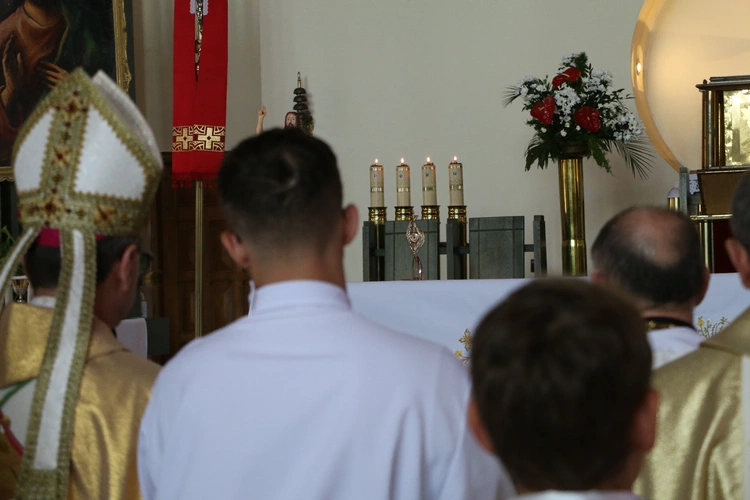Nowy Dwór Mazowiecki. Poświęcenie witraża i wprowadzenie relikwii błogosławionej rodziny Ulmów