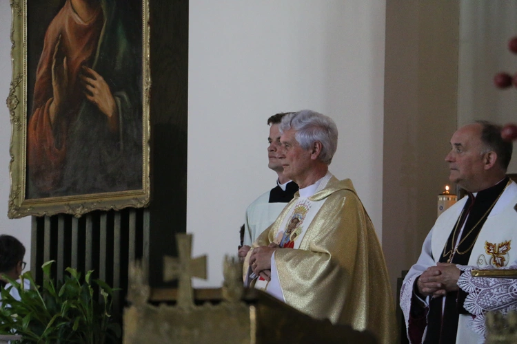 Nowy Dwór Mazowiecki. Poświęcenie witraża i wprowadzenie relikwii błogosławionej rodziny Ulmów