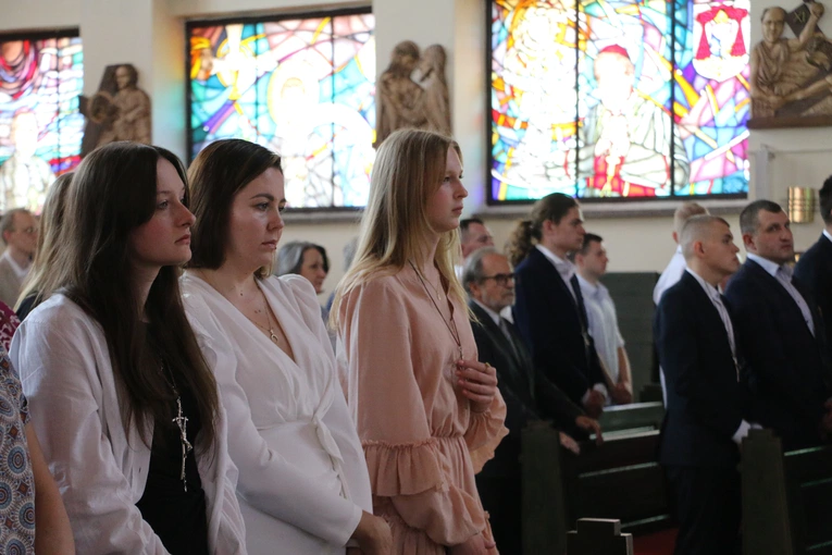 Nowy Dwór Mazowiecki. Poświęcenie witraża i wprowadzenie relikwii błogosławionej rodziny Ulmów