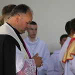 Nowy Dwór Mazowiecki. Poświęcenie witraża i wprowadzenie relikwii błogosławionej rodziny Ulmów