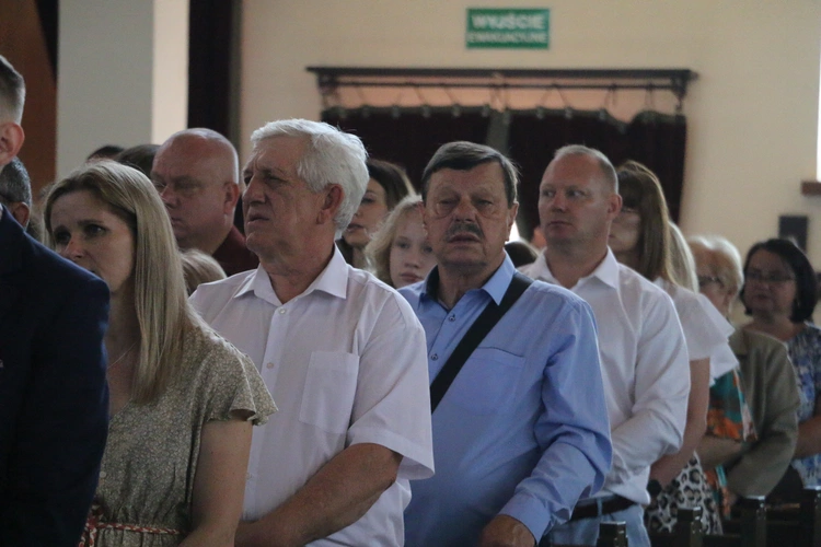 Nowy Dwór Mazowiecki. Poświęcenie witraża i wprowadzenie relikwii błogosławionej rodziny Ulmów