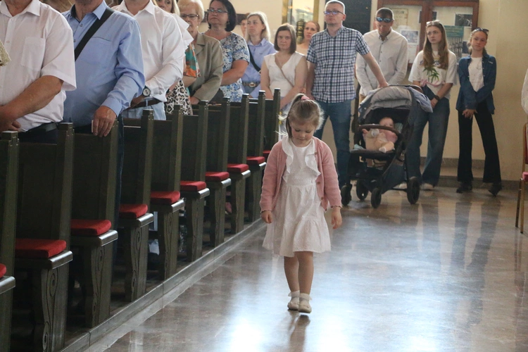 Nowy Dwór Mazowiecki. Poświęcenie witraża i wprowadzenie relikwii błogosławionej rodziny Ulmów