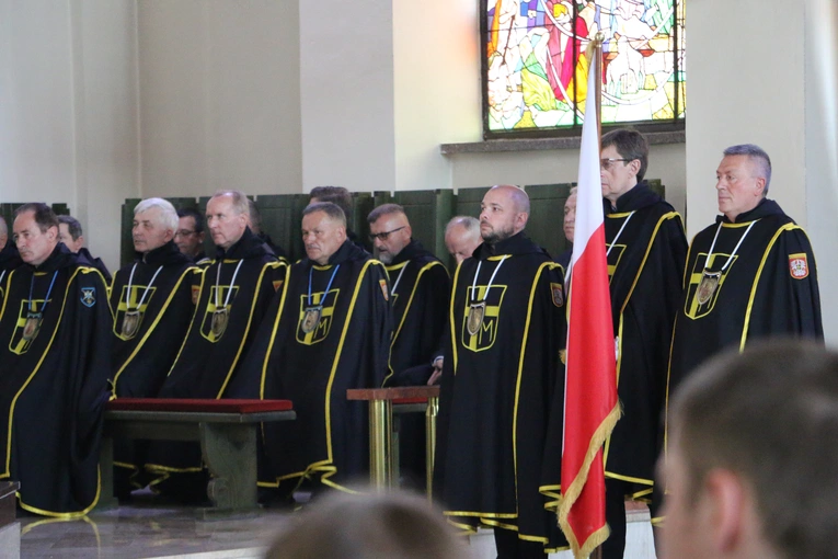 Nowy Dwór Mazowiecki. Poświęcenie witraża i wprowadzenie relikwii błogosławionej rodziny Ulmów
