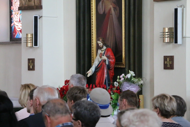 Nowy Dwór Mazowiecki. Poświęcenie witraża i wprowadzenie relikwii błogosławionej rodziny Ulmów