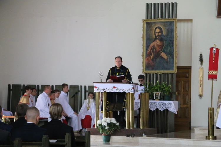 Nowy Dwór Mazowiecki. Poświęcenie witraża i wprowadzenie relikwii błogosławionej rodziny Ulmów